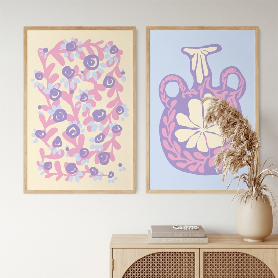 Poster de um padrão floral orgânico com flores e folhas numa paleta de cores pastel que inclui tons de rosa, roxo e azul. 2